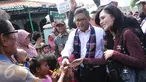 Sekjen DPP PDI Perjuangan, Hasto Kristiyanto mengajak Puy Brahmantya blusukan ke Cilincing, Jakarta, Selasa (11/4). Hasto blusukan untuk serap aspirasi program KJP, KJS dan tata ruang kota Jakarta. (Liputan6.com/Herman Zakharia)