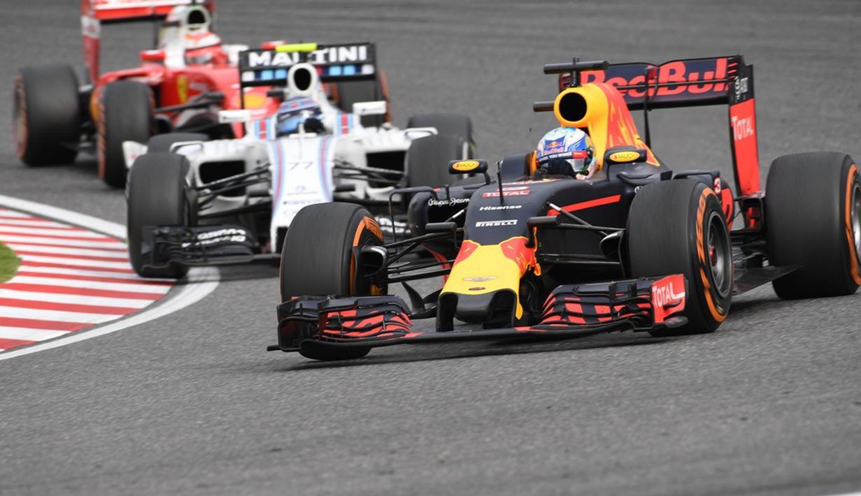 Pebalap Red Bull, Daniel Ricciardo, bersaing ketat dengan pebalap Williams, Valtteri Bottas, dalam balapan F1 GP Jepang di Sirkuit Suzuka, Jepang, Minggu (9/10/2016). (AFP/Toshifumi Kitamura)