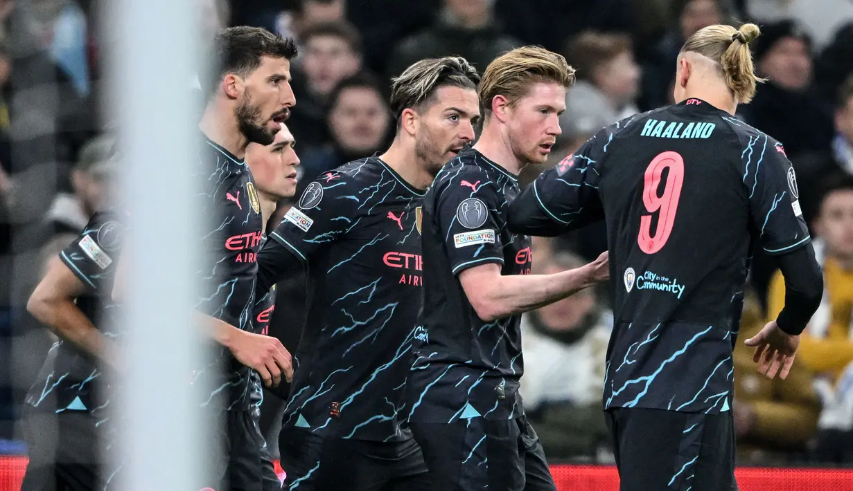 Pemain Manchester City, Kevin De Bruyne (kedua kanan) merayakan gol pertama tim bersama rekan-rekannya pada laga 16 besar Liga Champions 2023/2024 melawan FC Copenhagen di Copenhagen, Denmark, Rabu (14/02/2024) WIB. (AFP/Jonathan Nackstrand)