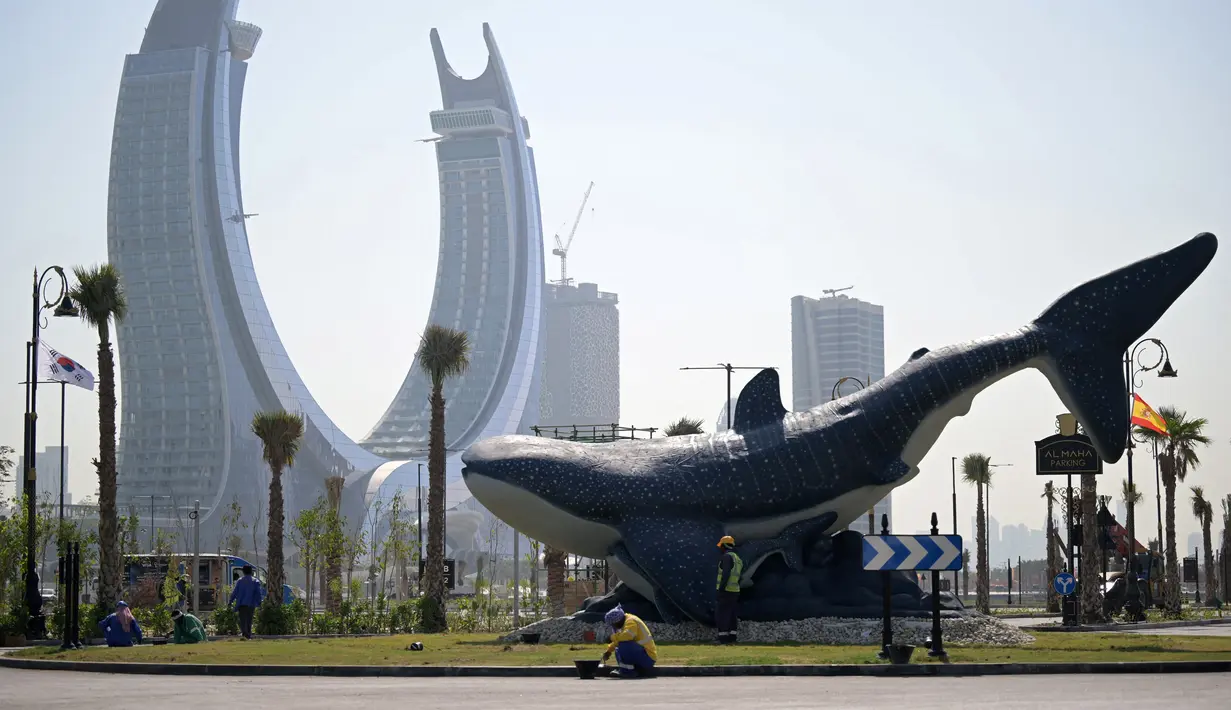 <p>Buruh bekerja di bundaran di sepanjang jalan menjelang turnamen sepak bola Piala Dunia Qatar 2022 di Doha, Rabu (16/11/2022). Pertandingan Qatar vs Ekuador di Stadion Al Bayt, Al Khor, akan menjadi laga pembuka Piala Dunia 2022. (AFP/Raul Arboleda)</p>