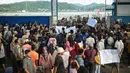 Lebih dari 200 orang memprotes terus datangnya pengungsi Rohingya dengan perahu di Aceh. (AP Photo/Reza Saifullah)