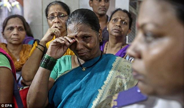 Keluarga korban menangis saat mengantar jenazah Aruna | Photo: Copyright dailymail.co.uk
