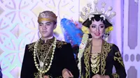 Mitos Menaburkan Beras ke Pengantin