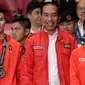 Presiden Joko Widodo foto bersama dengan atlet wushu Indonesia Edgar Marvelo dan Lindswell Lindswell saat menyaksikan pertandingan Wushu di Asian Games ke-18 di Jakarta, (20/8). (AP Photo/Aaron Favila)