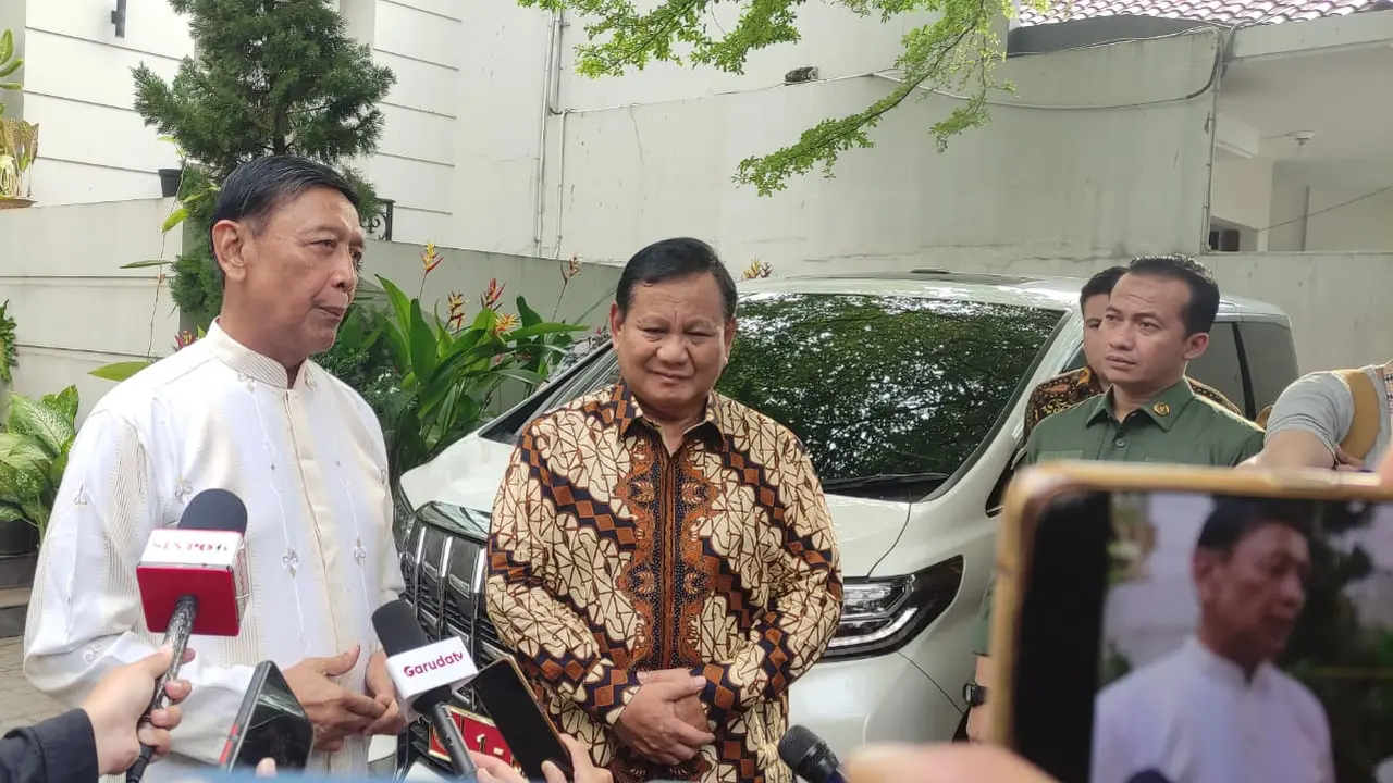 Ketua Dewan Pertimbangan Presiden (Wantimpres) Wiranto menerima silaturahmi Menteri Pertahanan Prabowo Subianto di kediamannya, Jalan Bangka, Jakarta Selatan (Muhammad Genantan Saputra/Merdeka.com)