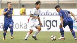 Striker Bali United, Irfan Bachdim, berusaha melewati pemain Persib pada laga Liga 1 Indonesia di Stadion Si Jalak Harupat, Bandung, Kamis (21/9/2017). Persib bermain imbang 0-0 dengan Bali United. (Bola.com/M Iqbal Ichsan)