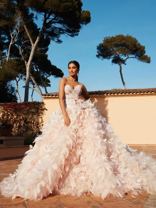 Pooja Hegde membuat debut Cannes-nya lewat gaun bulu yang dramatis berwarna pink pastel (Foto: Instagram hegdepooja)