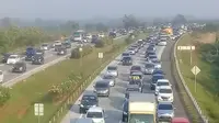 Kepadatan arus kendaraan pemudik terjadi di Tol Cikopo - Palimanan (Cipali). Minggu (2/6/2019). (Liputan6.com/ Abramena)