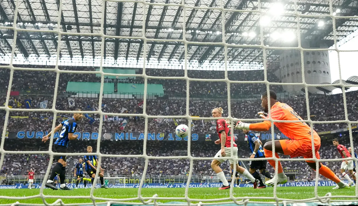 Hasil itu membawa Inter Milan ke puncak klasemen sementara Liga Italia dengan 12 poin dari empat laga. Sementara AC Milan berada pada posisi ketiga dengan sembilan poin. (AP Photo/Antonio Calanni)