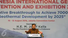 Wakil Presiden RI, Jusuf Kalla memberi sambutan pembuka The 4 Indonesia International Geothermal Convension and Exhibition 2016 di Jakarta, Rabu (10/8). Konferensi membahas peningkatan pemanfaatan panas bumi di Indonesia. (Liputan6.com/Helmi Fithriansyah)