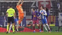 Ketika Kiper Barcelona Joan Garcia Dapat Lemparan Tikus dari Fans Espanyol