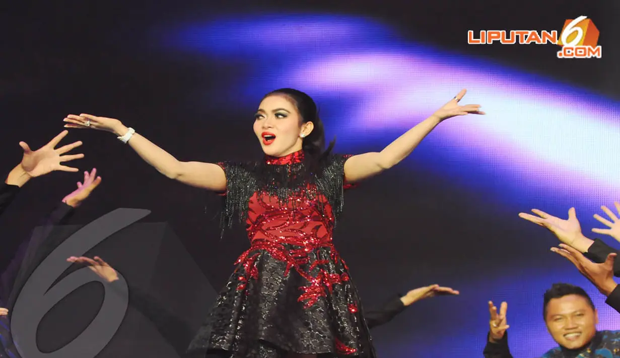 Dengan mengenakan gaun panjang berwarna merah-hitam, Syahrini beraksi bersama para penari latarnya mengikuti irama musik yang diputar (Liputan6.com/Andrian Martinus)