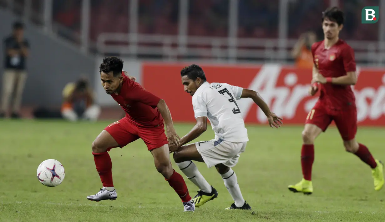 Gelandang Timnas Indonesia, Andik Vermansah, berusaha mengontrol bola saat melawan Timor Leste pada laga Piala AFF 2018 di SUGBK, Jakarta, Selasa (13/11). Indonesia menang 3-1 atas Timor Leste.(Bola.com/M. Iqbal Ichsan)