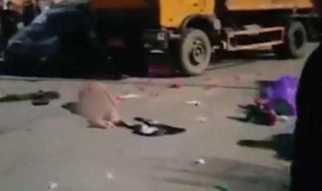 Putus cinta, pria ini nekat berguling-guling di jalan tanpa busana | Photo: Copyright dailymail.co.uk