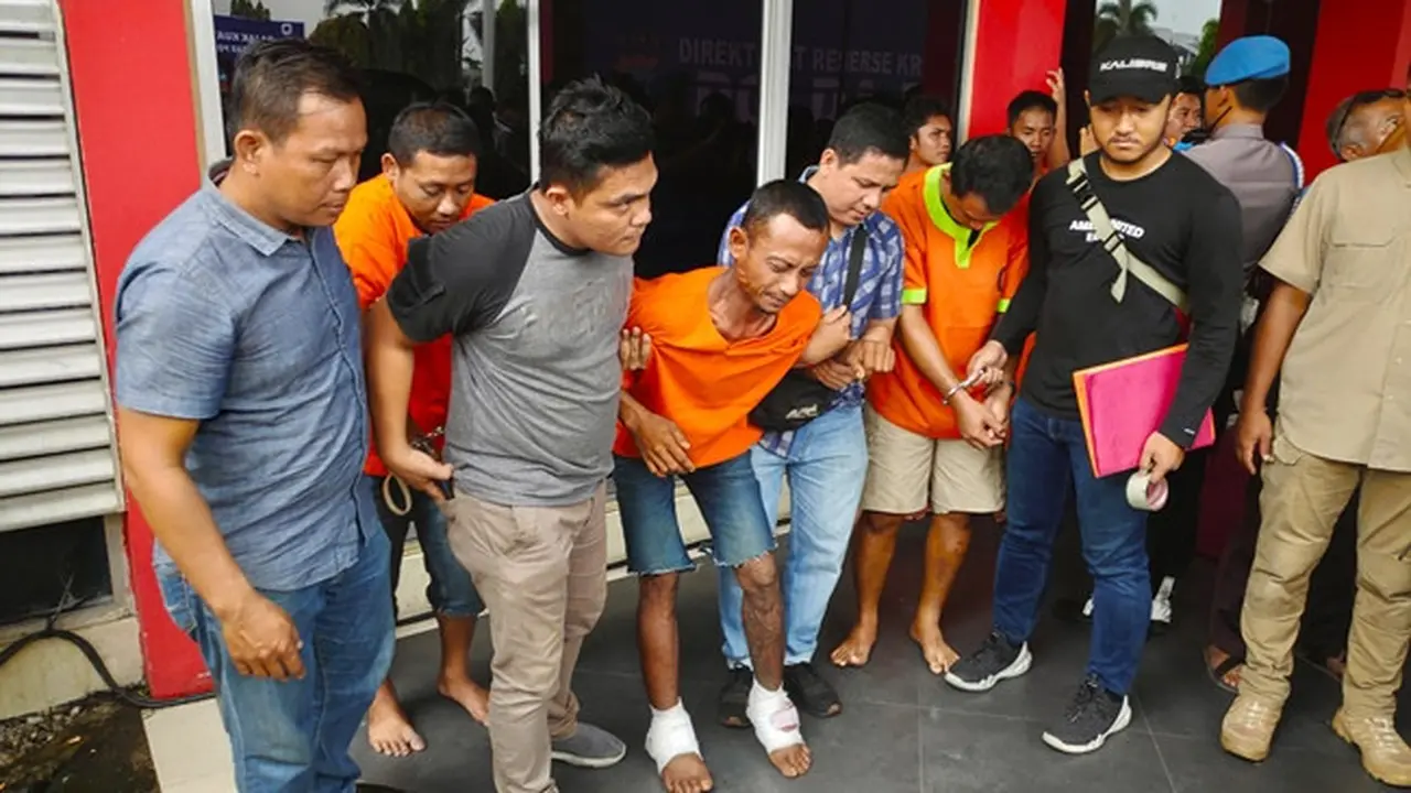 Eksekutor pembunuhan pengusaha tepung di Pekanbaru meringis kesakitan karena dua kakinya ditembak personel Polda Riau.