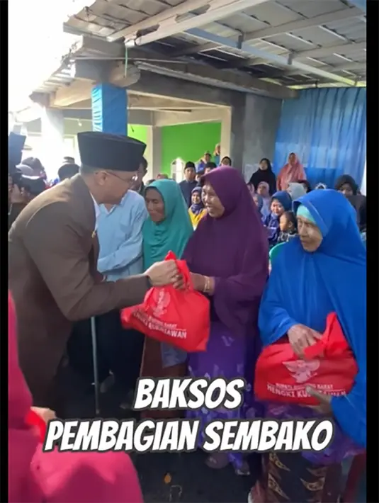 Acara dilanjutkan dengan pembagian sembako untuk warga masyarakat. Dalam video tersebut,  tampak Hengky juga ramah menyapa  warganya. [Instagram/hengkykurniawan]