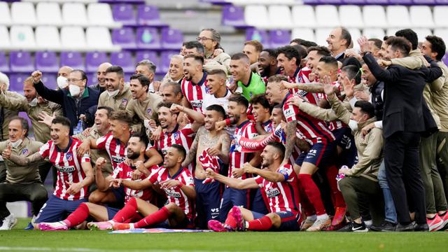 Para pemain Atletico Madrid merayakan kemenangan atas Real Valladolid pada laga Liga Spanyol di Stadion Jose Zorrilla, Sabtu (22/5/2021). Atletico Madrid menang dengan skor 2-1. (AP/Manu Fernandez)