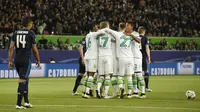 Pemain Wolfsburg melakukan selebrasi usai cetak gol ke gawang Madrid (Reuters)