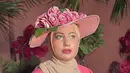 Begini potretnya sambil memakai topi bunga yang disebut Tasyi ala film Bridgerton. (Instagram/tasyiiathasyia).