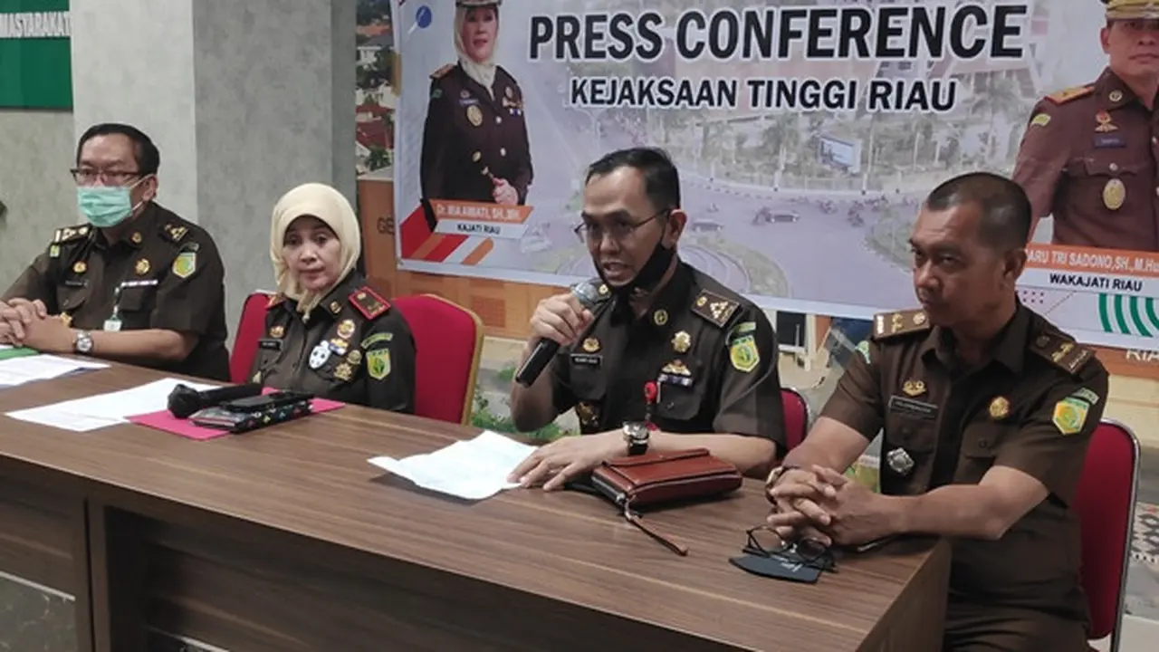 Kepala Kejati Riau (dua dari kiri) saat memberi keterangan pers terkait dugaan jaksa peras kepala sekolah di Indragiri Hulu.