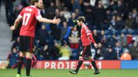 Gelandang Manchester United, Juan Mata, meninggalkan lapangan setelah menerima kartu merah pada laga kontra West Bromwich Albion di The Hawthorns, West Bromwich, Minggu (6/6/2016) malam WIB. (AFP/Paul Ellis)