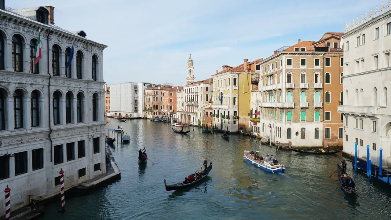 Kesibukan pada kanal yang terdapat di Venesia. Kanal menjadi salah satu rute yang ditempuh warga dan wisatawan untuk menjelajahi pulau demi pulau. (Liputan6.com/Marco Tampubolon)