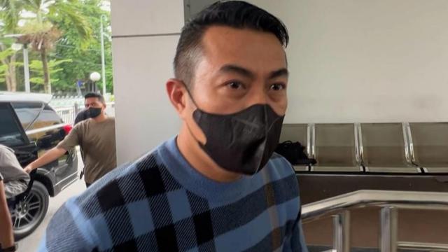 Penjabat Wali Kota Pekanbaru Risnandar Mahiwa dibawa penyidik ke Jakarta usai terjaring OTT KPK.