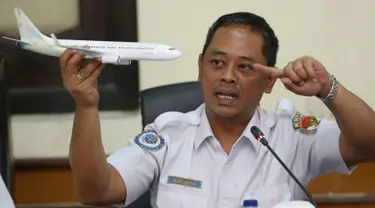 Ketua Subkomite Investigasi KNKT, Nurcahyo Utomo merilis temuan awal jatuhnya pesawat Lion Air PK-LQP di Jakarta, Rabu (28/11). Data kotak hitam, pilot berulang kali berupaya membawa pesawat naik kembali sebelum kehilangan kontrol. (AP/Achmad Ibrahim)