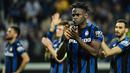 Striker Atalanta, Duvan Zapata memberi aplaus kepada penonton setelah berakhirnya laga leg kedua babak perempatfinal Liga Europa 2021/2022 menghadapi RB Leipzig di Atleti Azzurri d'Italia Stadium, Bergamo (14/4/2022). Sempat membela Napoli dan Sampdoria mulai 2016/2017 hingga 2019/2020, ketajamannya baru terlihat saat hijrah ke Atalanta pada tengah musim 2019/2020. Hingga kini ia menjadi andalan di lini depan atalanta. (AFP/Miguel Medina)