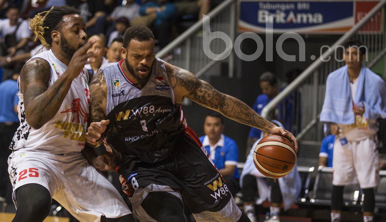 Pebasket Aspac, Henderson Pierre, berusaha melewati hadangan pebasket Hang Tuah, Andre Smith, pada laga IBL 2017 di Britama Arena, Jakarta, Sabtu (18/2/2017). Aspac menang 72-62. (Bola.com/Vitalis Yogi Trisna)