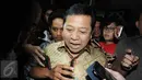 Mantan Ketua DPR RI, Setya Novanto menjawab pertanyaan wartawan usai menjalani pemeriksaan di Kejaksaan Agung, Rabu (10/2/2016). Kedatangan Novanto dalam rangka memberi keterangannya sebagai saksi dalam perkara kasus Freeport. (Liputan6.com/Helmi Afandi)