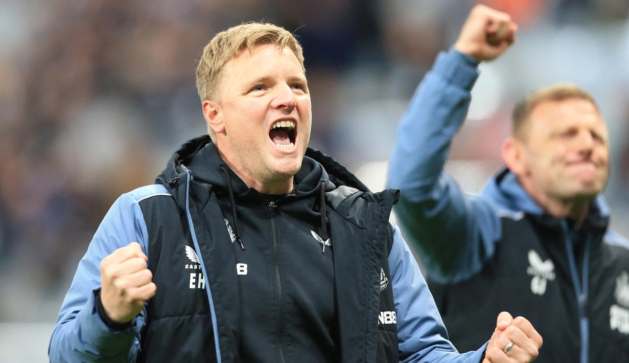 Pelatih Newcastle United, Eddie Howe, melakukan selebrasi setelah laga melawan Leicester City pada pekan ke-37 Premier League 2022-2023, Selasa (23/5/2023). Kedua tim bermain imbang 0-0. (AFP/Lindsey Parnaby)