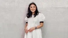 Menggunakan simple dress berwarna putih dengan detail hitam dibagian lengannya, penampilan Nindy Ayunda ini pun curi perhatian. Ia pun memilih menggunakan riasan sederhana serta menambahkan bandana untuk mempermanis gaya penampilannya. (Liputan6.com/IG/@nindyayunda)