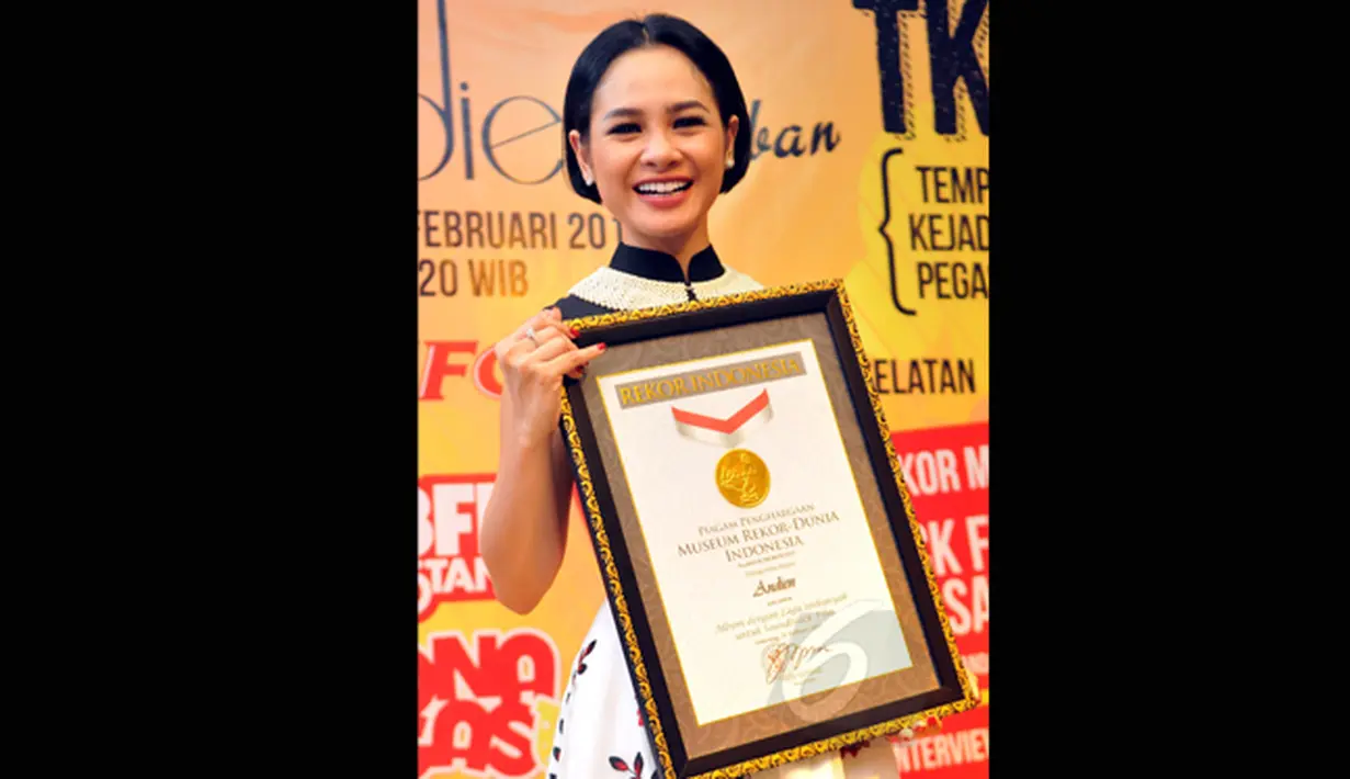 Andien menerima penghargaan dari MURI setelah di dalam album Let It Be My Way terdapat enam lagu yang menjadi original soundtrack di berbagai film Tanah Air, Jakarta, Selasa (24/2/2015). (Liputan6.com/Panji Diksana)