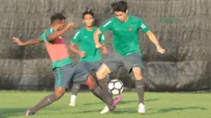Nelson Alom dan Gavin Kwan (kanan) berebut bola pada sesi latihan di Lapangan ABC Senayan, Jakarta (22/6/2018). Timnas melakukan persiapan untuk melawan Korea pada laga uji coba 23 Juni 2018. (Bola.com/Nick Hanoatubun)