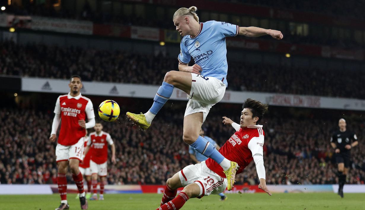 Pemain Manchester City, Erling Haaland berusaha mencetak gol ke gawang Arsenal pada laga pekan ke-23 Liga Inggris 2022/2023 yang berlangsung di Emirates Stadium, London, Kamis (16/02/2023) WIB. (AFP/Ian Kington)