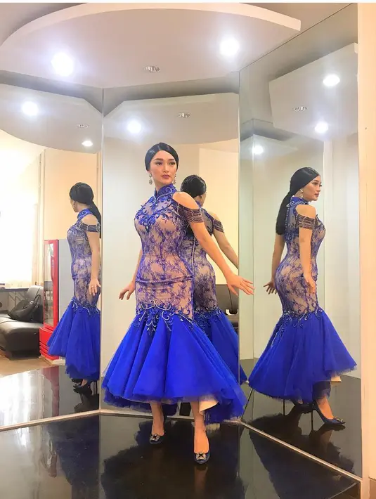 Zaskia Gotik terlihat begitu cantik dan glamor saat mengenakan gaun berwarna biru. (Foto: instagram.com/zaskia_gotix)