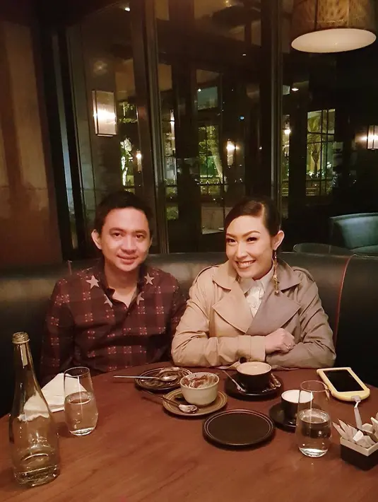 "Cerita kencan semalam, entah mengapa posenya lebih kaya bimbingan belajar bareng. Seperti biasa, no romansah hanya realita," tulis Ayu sebagai keterangan foto. (Foto: instagram.com/mrsayudewi)