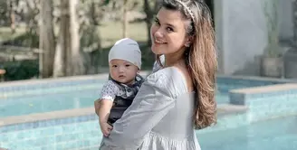 Setelah resmi menikah pada 12 September 2020, pasangan Audi Marissa dan Anthony Xie dikarunia seorang anak laki-laki yang diberi nama Anzel Maverick Xie. Menjadi seorang ibu buka penghalang bagi Audi Marissa untuk tetap tampil fashionble. Sambil menggendong si kecil, berikut outif stylish Audi. 