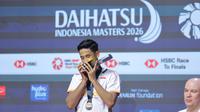 Pebulu tangkis tunggal putra Indonesia, Alwi Farhan mencium pialanya setelah memenangkan laga final Indonesia Masters 2026 di Istora, Senayan, Jakarta, Minggu (25/01/2026). (Bola.com/Bagaskara Lazuardi)