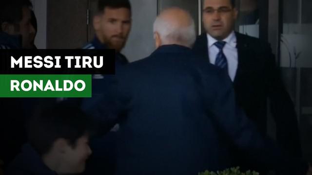Berita video bintang Barcelona asal Argentina, Lionel Messi, melayani seorang fan cilik yang ditolak sekuriti di Montevideo, Uruguay. Aksinya ini mungkin hampir sama dengan yang pernah dilakukan bintang Real Madrid, Cristiano Ronaldo.