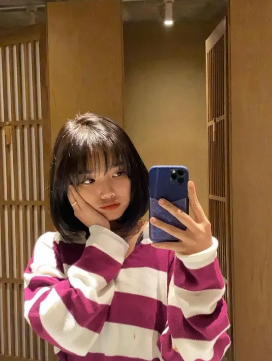 Dalam potret tersebut, Fuji terlihat manis dengan rambut model short bob hair cuts dengan fringes. Warna rambutnya pun diubah menjadi lebih gelap dari yang sebelumnya berwarna pirang.  (Instagram/fuji_an).