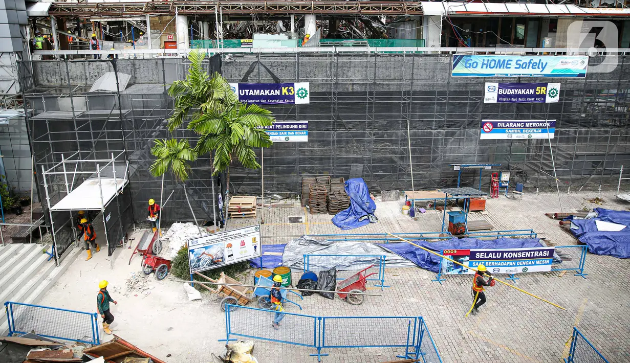 Aktivitas pemugaran pusat perbelanjaan Sarinah, Jakarta, Jumat (30/10/2020). Proyek transformasi Sarinah yang dicanangkan pada Agustus 2020 itu dijadwalkan selesai Agustus 2021 mendatang. Pemugaran dilakukan dengan tetap mempertahankan aspek sejarah Gedung Sarinah. (Liputan6.com/Faizal Fanani)