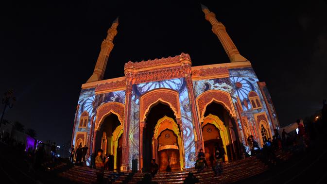 Lampu warna-warni menerangi Masjid Al-Noor selama Festival Cahaya Sharjah di Uni Emirat Arab pada 7 Februari 2020. Festival yang diselenggarakan setiap tahundan sudah memasuki tahun kesepuluh ini sukses memikat wisatawan lokal maupun asing. (Photo by GIUSEPPE CACACE / AFP)