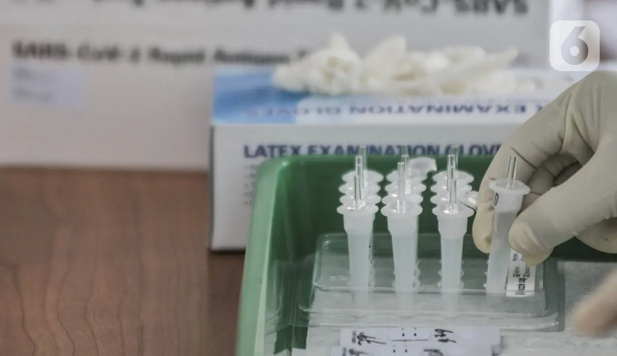 Petugas medis menyiapkan swab antigen untuk Peserta Ujian Tulis Berbasis Komputer (UTBK) Seleksi Bersama Masuk Perguruan Tinggi Negeri (SBMPTN) 2021 di Kompleks Universitas Negeri Jakarta, Senin (12/4/2021). (merdeka.com/Iqbal S. Nugroho)