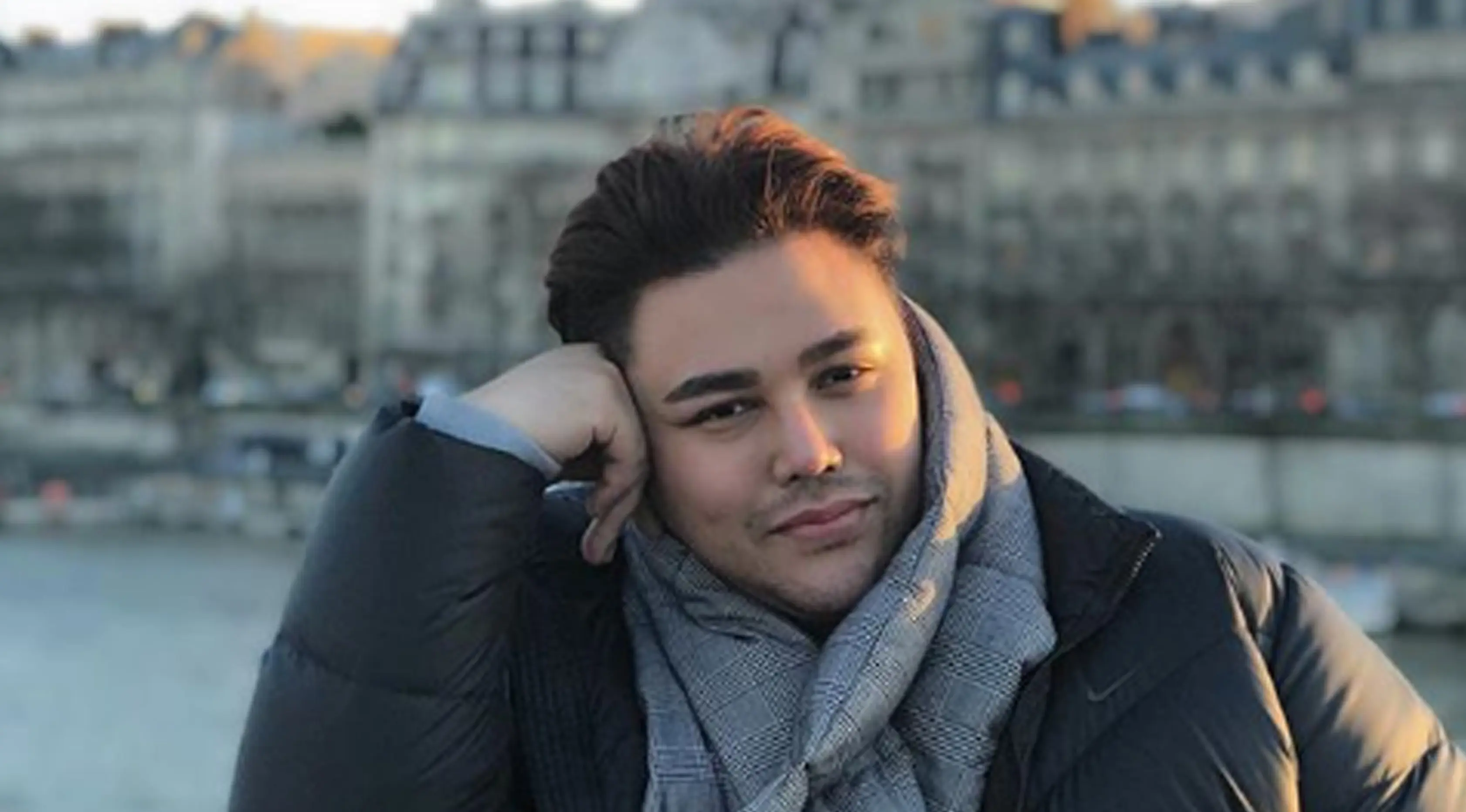 Desainer Ivan Gunawan dengan jaket tebal berpose di sebuah jembatan di Paris, Prancis. (Instagram/ivan_gunawan)