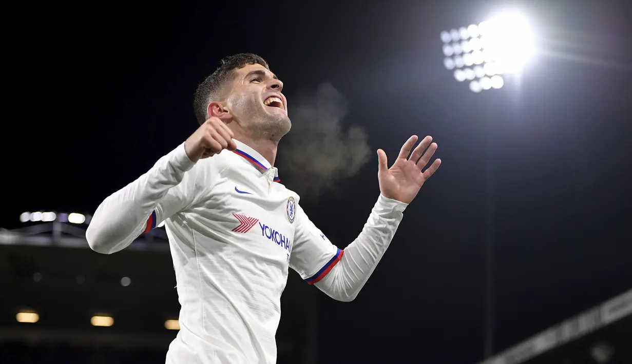 Gelandang Chelsea, Christian Pulisic, merayakan gol yang dicetaknya ke gawang Burnley pada laga Premier League di Stadion Turf Moor, Burnley, Sabtu (26/10). Burnley kalah 2-4 dari Chelsea. (AP/Anthony Devlin)