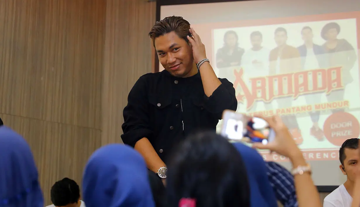 Hal ini diungkapkan oleh Rizal, salah satu personel grup band Armada. Menurutnya, ia dan teman-temannya telah melewati berbagai hal untuk mencapai ketenarannya. Kerja keras dan air mata telah mereka lalui bersama. (Nurwahyunan/Bintang.com)