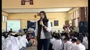 Kedatangan Sonya juga disambut tari-tarian oleh siswi. Artis kelahiran Jakarta 29 tahun silam itu juga memberikan nasihat kepada siswa. Di antaranya jadi netizen yang baik, no narkoba, no free sex, dan taat agama.  [Instagram/sonyafatmala]