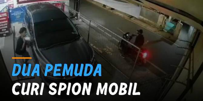 VIDEO: Dua Pemuda Curi Spion Mobil, Aksinya Terekam CCTV